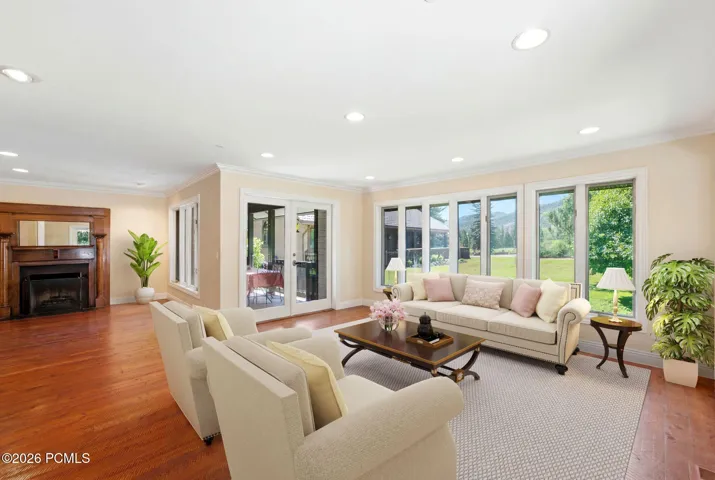 VIRTUAL STAGED LIVING ROOM