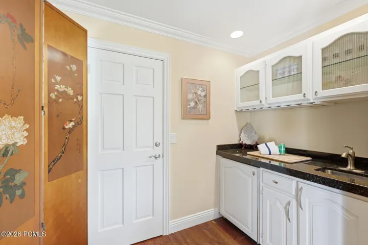 WET BAR LIVING ROOM