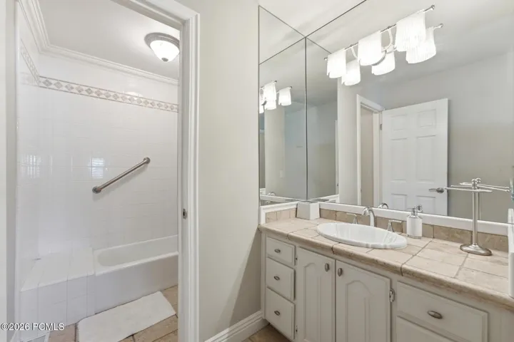 UPPER LEVEL ENSUITE