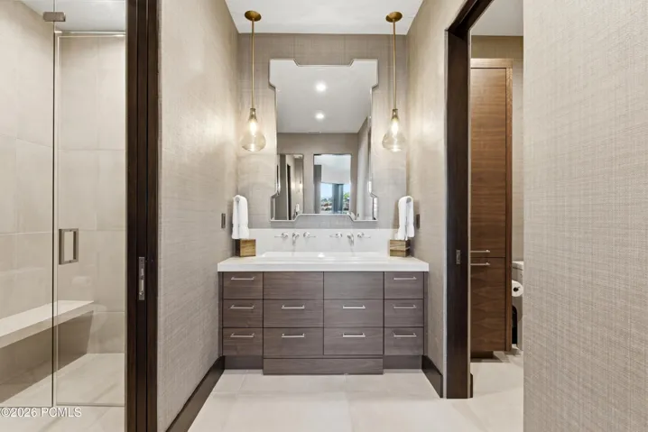 Duel sided bunkroom bath