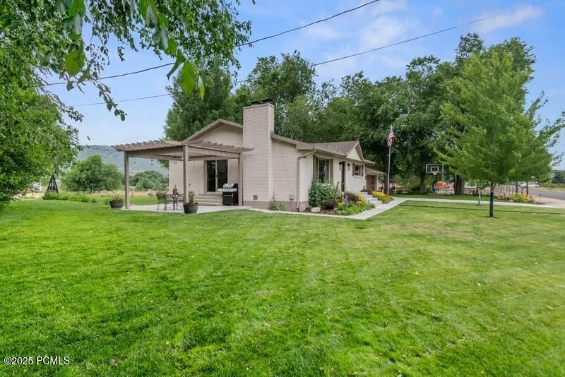 Massive Side yard!