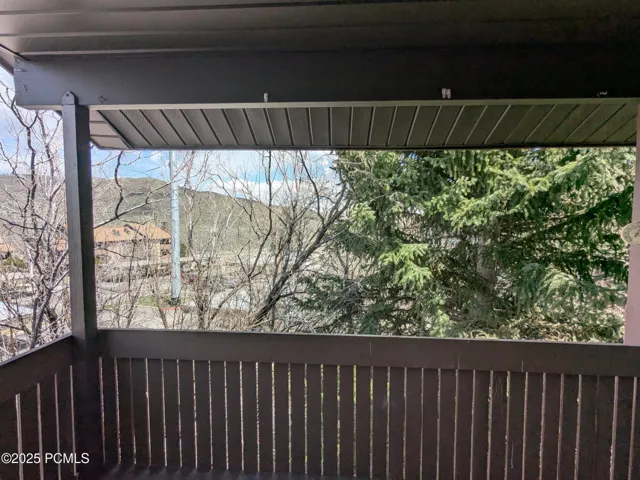 DECK OFF LIVING ROOM