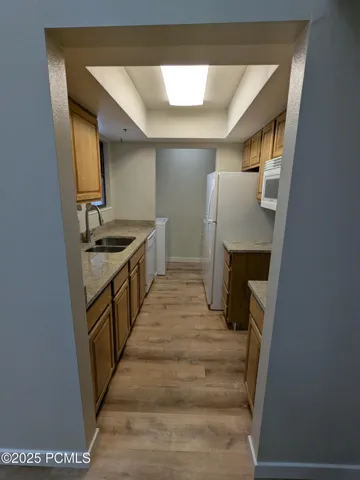 KITCHEN WITH WATERPROOF FLOORING