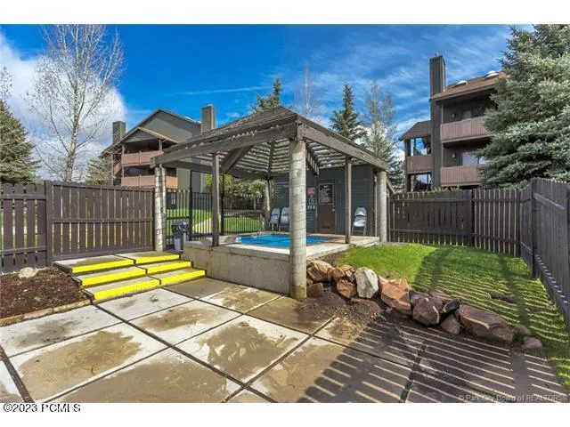 OUTDOOR HOT TUB