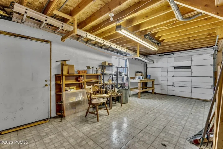 1 car garage was used as workshop.
