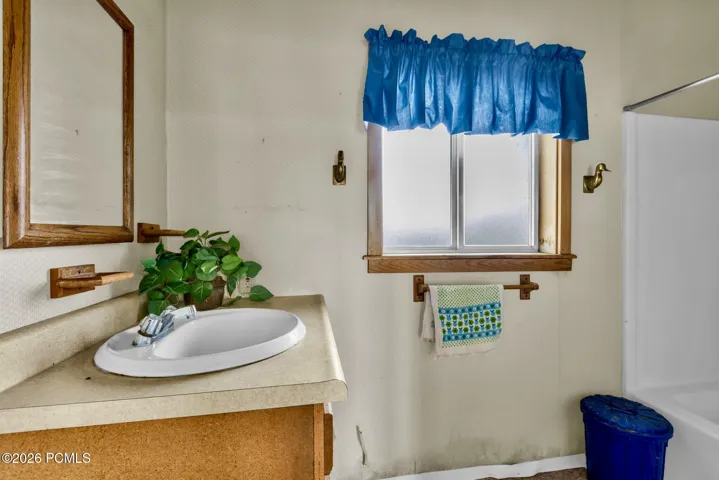 Main floor bath.