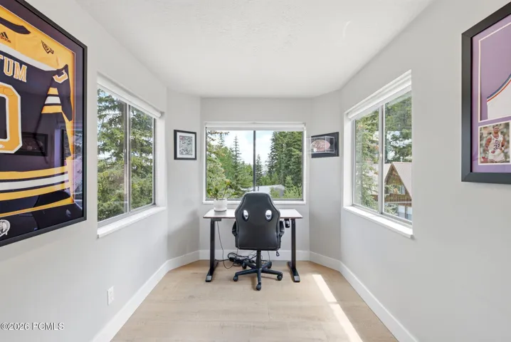 Light and bright office, that could be used as a fifth bedroom