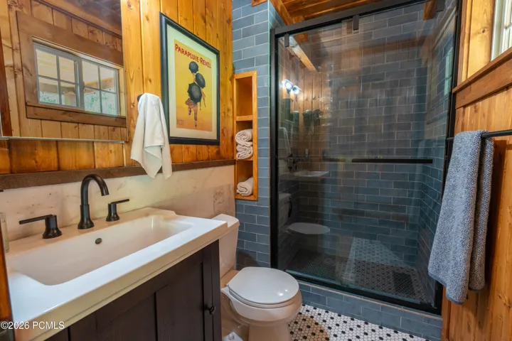 Main-level bath