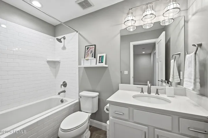 Secondary upstairs bathroom
