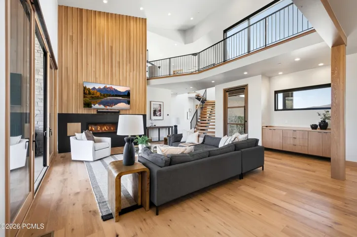 Open living room with vaulted ceilings