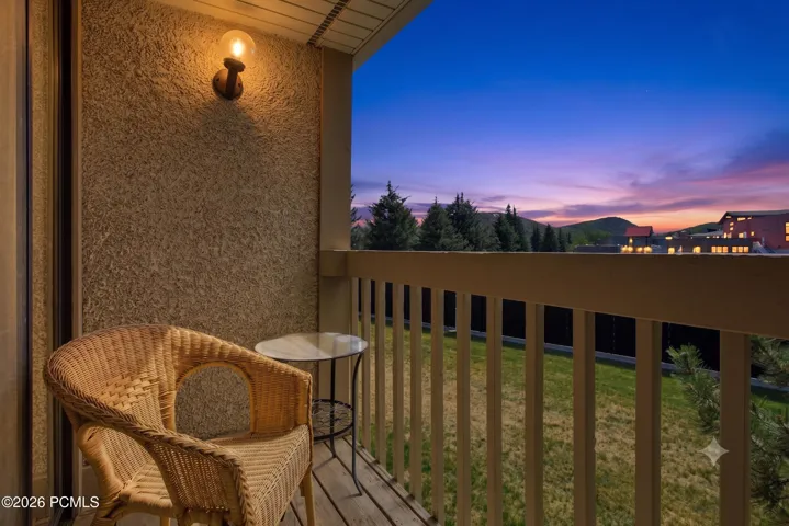 Prime Park Meadows Townhome-Mountain, Sunset Views & Serene Green Space Setting