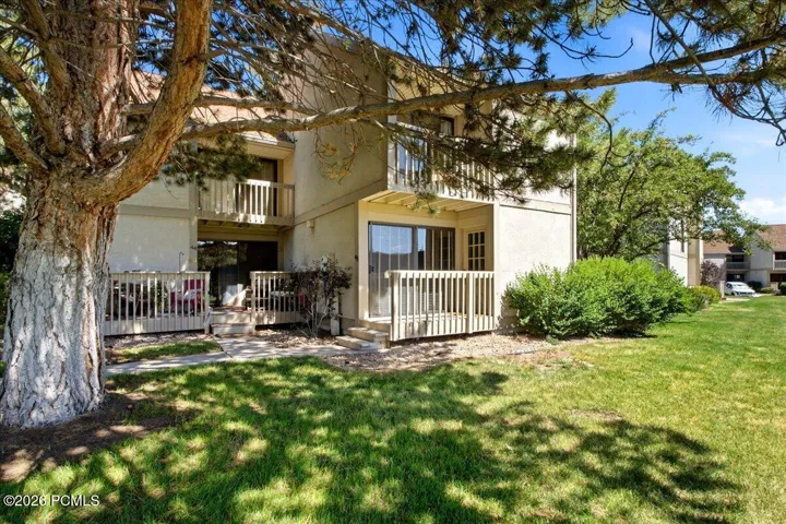 2-bedroom + loft layout sleeps 6–8 guests and includes dedicated space for a home office / work-from-home setup.
