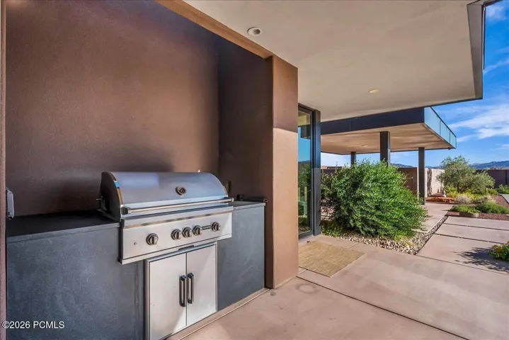 Built in barbecue off the main living area