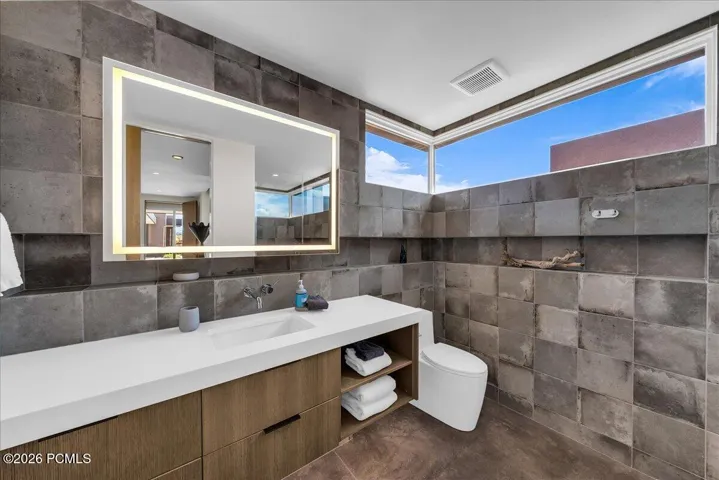 Guest's en suite bathroom with walk in shower