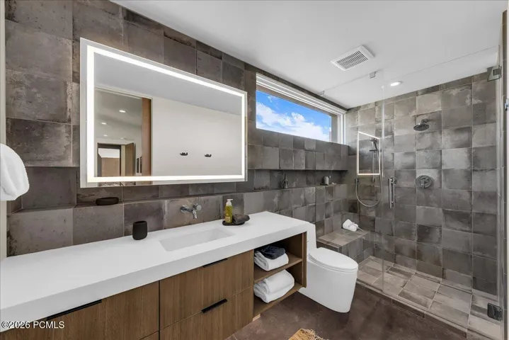 Guest's en suite bathroom with walk in shower