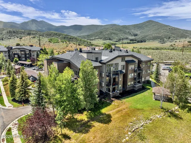 Amazing, centrally located condo. Live in the mountains while also only being 30 minutes to SLC International Airport.