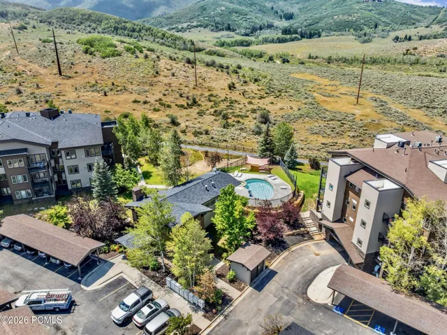 Community pool, and clubhouse, with Basin Rec paved trail that is adjacent to the property. You can walk or ride your bicycle all the way into town.