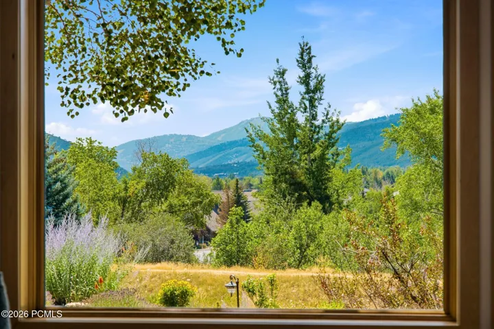 Enjoy views of 3 ski resorts right from your living room! (Park City, Canyons, and Deer Valley) You can even see the fireworks from the comfort of your own home during the holidays.