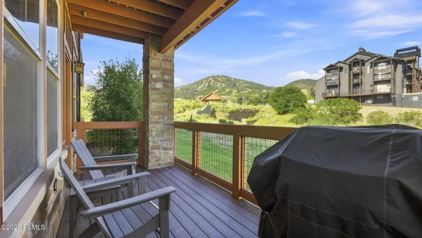 Covered deck with grill and mountain views - Deer Park 102, Jordanelle, Heber City UT