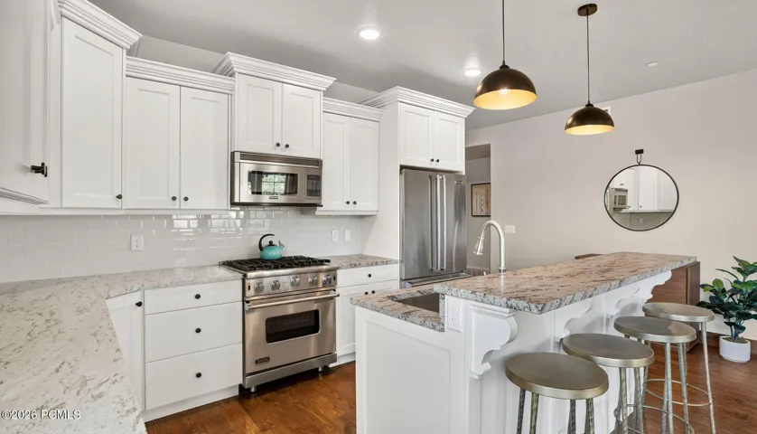 Clean, light-filled kitchen with island seating, gas range and stainless appliances - Deer Park 102, Jordanelle, Heber City UT