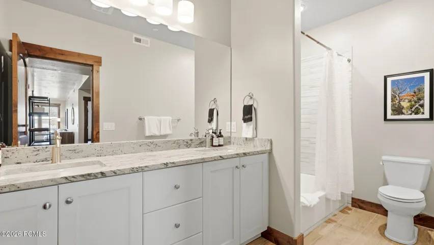 Guest bath with vanity, tub and shower - Deer Park 102, Jordanelle, Heber City UT