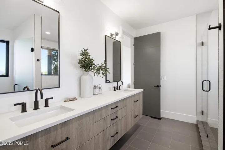 Main level owner sutie bathroom
