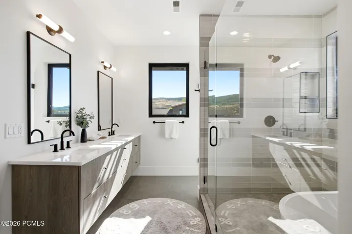 Second owner suite bathroom on upper level