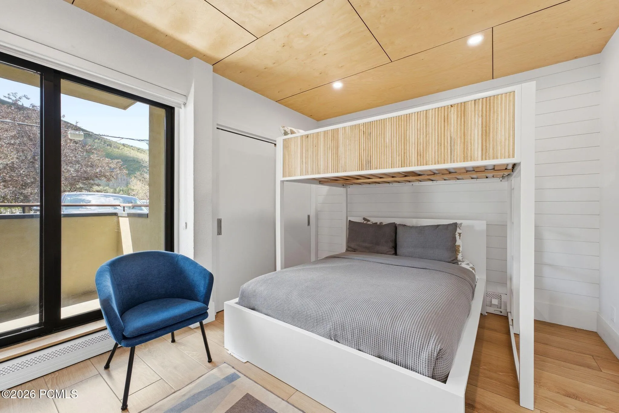 Secondary bedroom, queen bed with full bed above