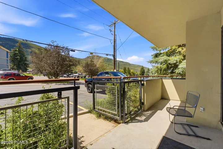 Patio with easy access to slopes !