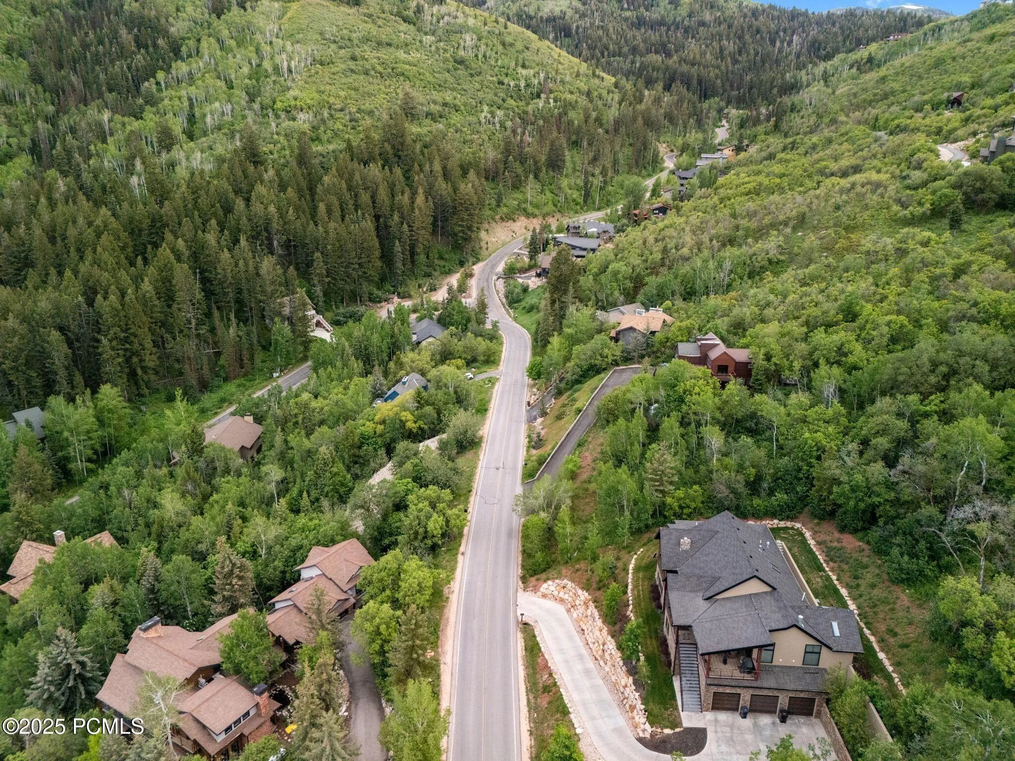 Looking down Stagecoach Drive through Pinebrook - minutes to hiking and biking trailheads, Jeremy Ranch Elementary, and the I-80 on-ramp.
