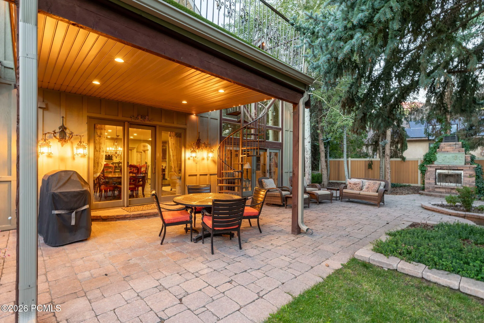 Covered patio off kitchen/family room