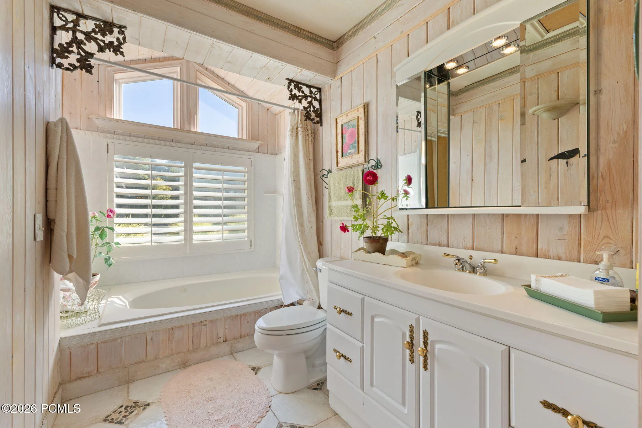 Full bathroom w/garden tub cottage