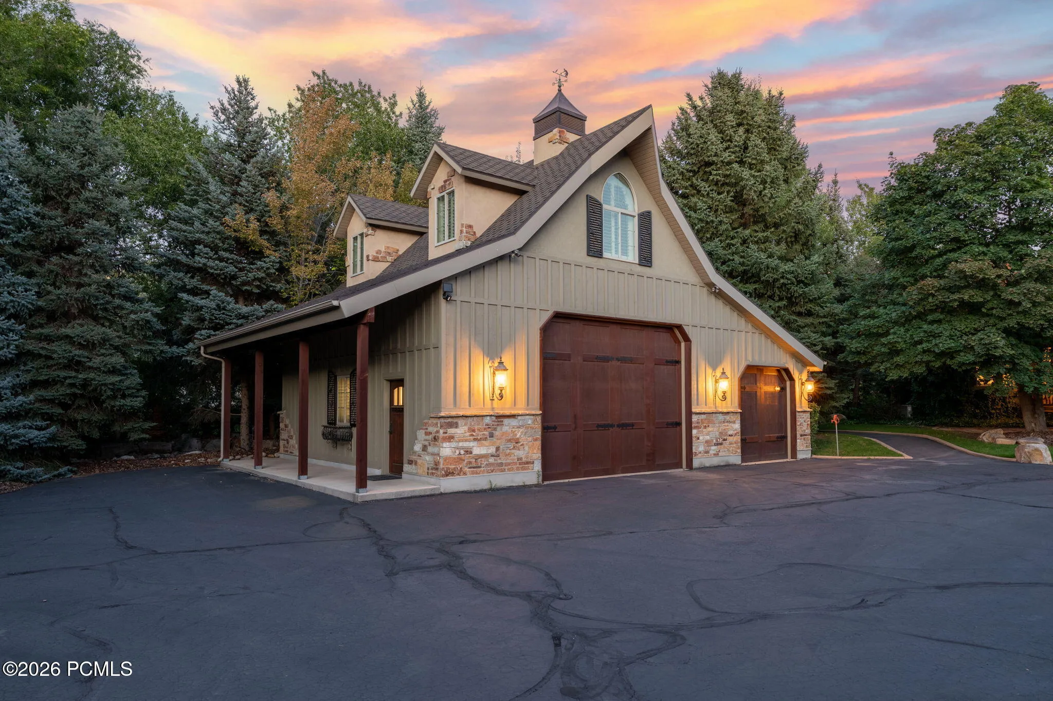 Detached 40 x 30 garage w/ finished loft area
