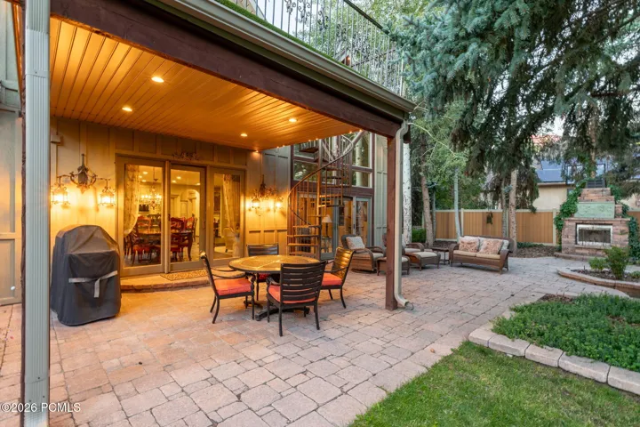 Covered patio off kitchen/family room