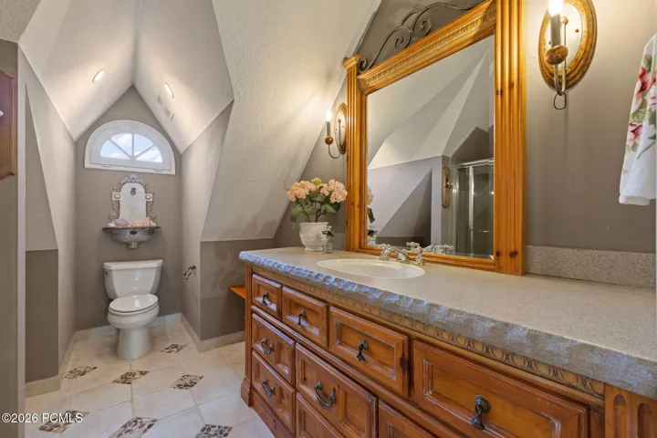Ensuite full bathroom for bedroom #2