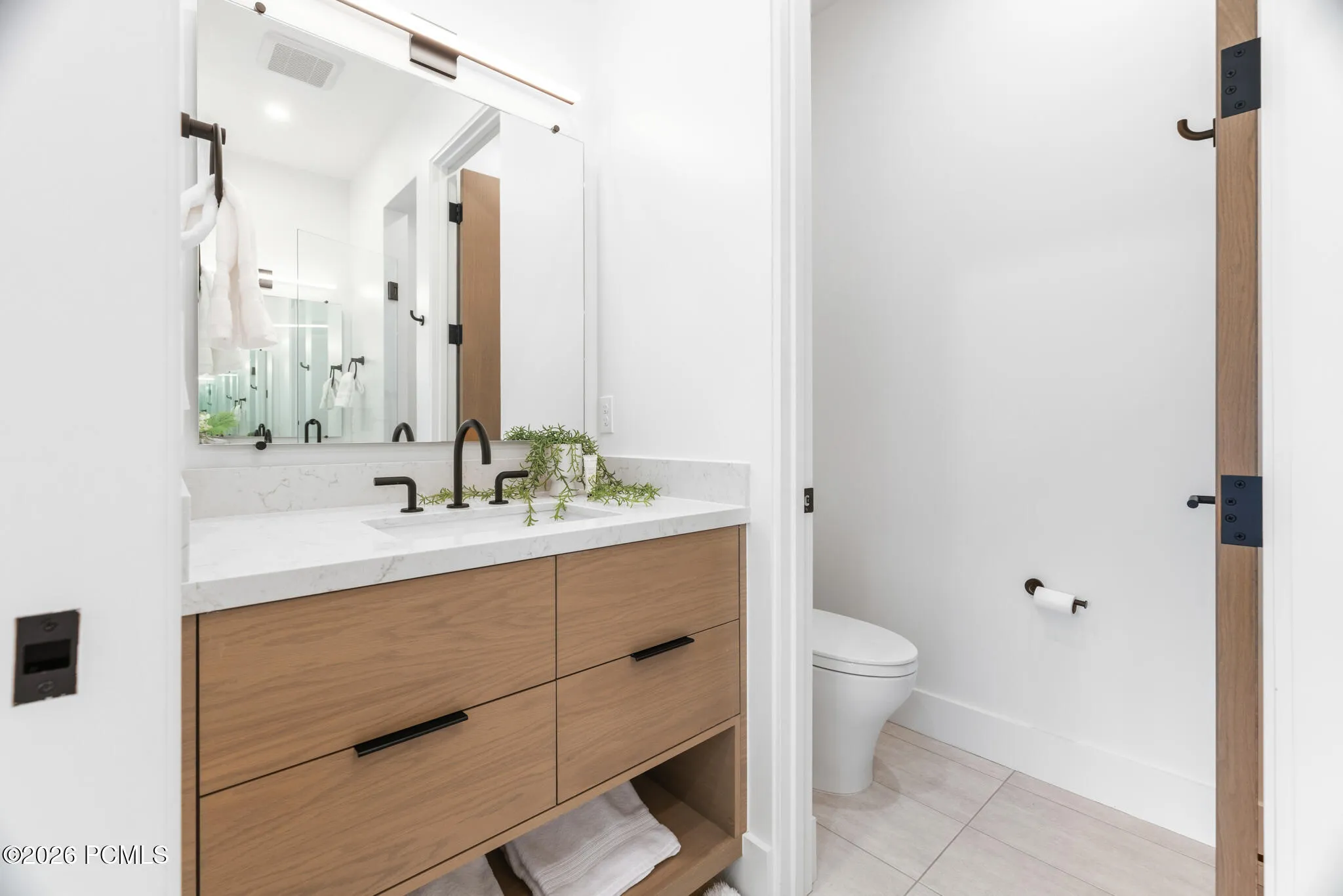 Main Level Suite Bath