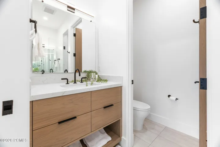 Main Level Suite Bath