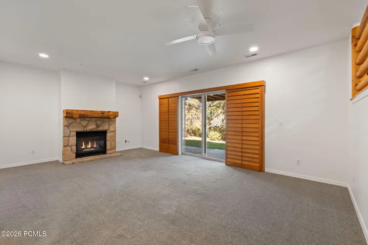 Family room w/ Gas fireplace