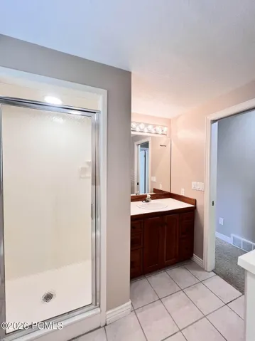 Lower-lever bathroom w/ tub & separate shower