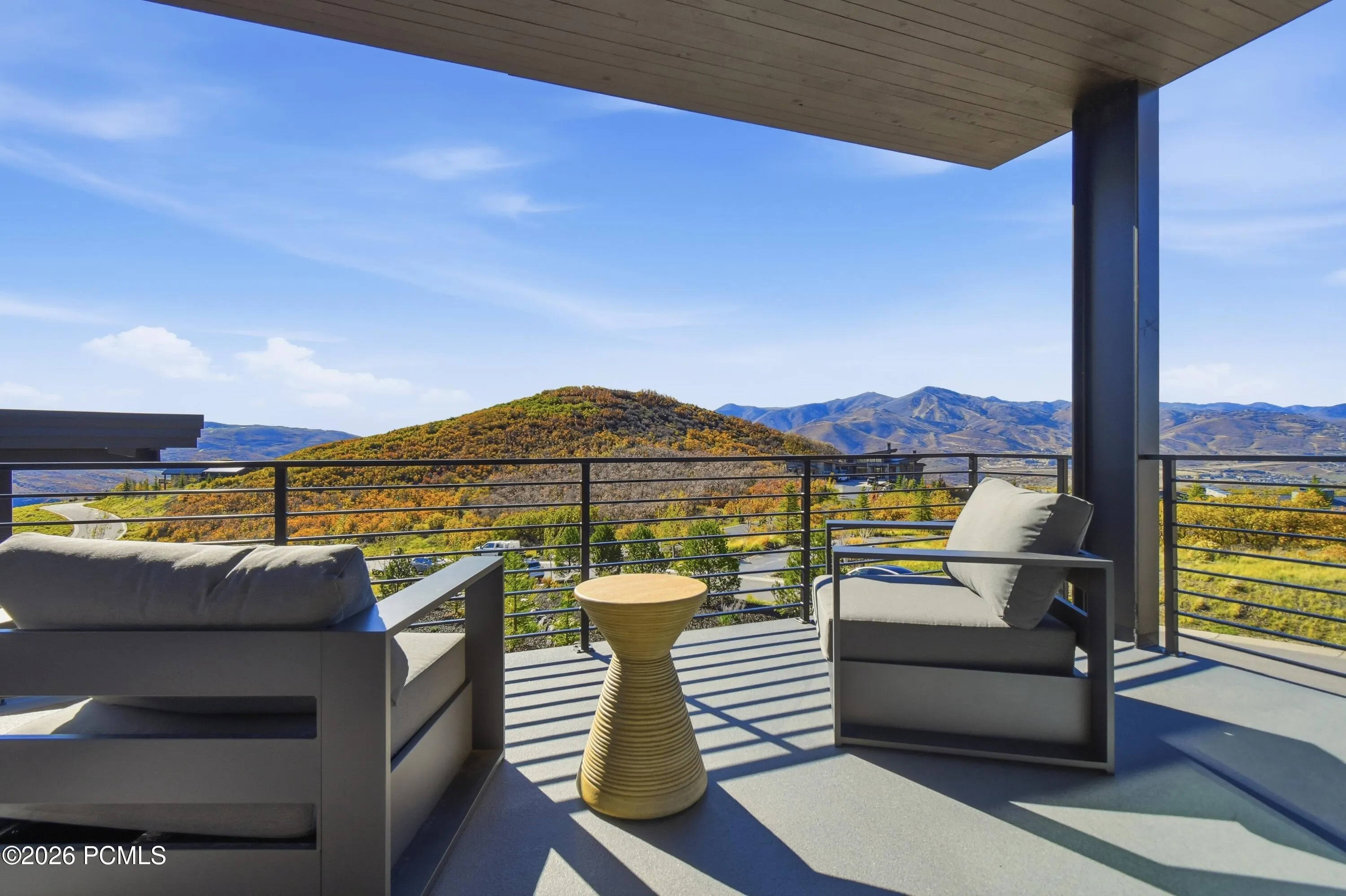 An intimate open-air escape, where a glass of fine wine or an expertly crafted cocktail is best savored against the breathtaking backdrop of the surrounding mountains. As the last golden light settles across the peaks & the evening air turns crisp, this sheltered vantage point becomes an enchanting setting for unhurried conversation, quiet reflection & the pleasures of mountain living.