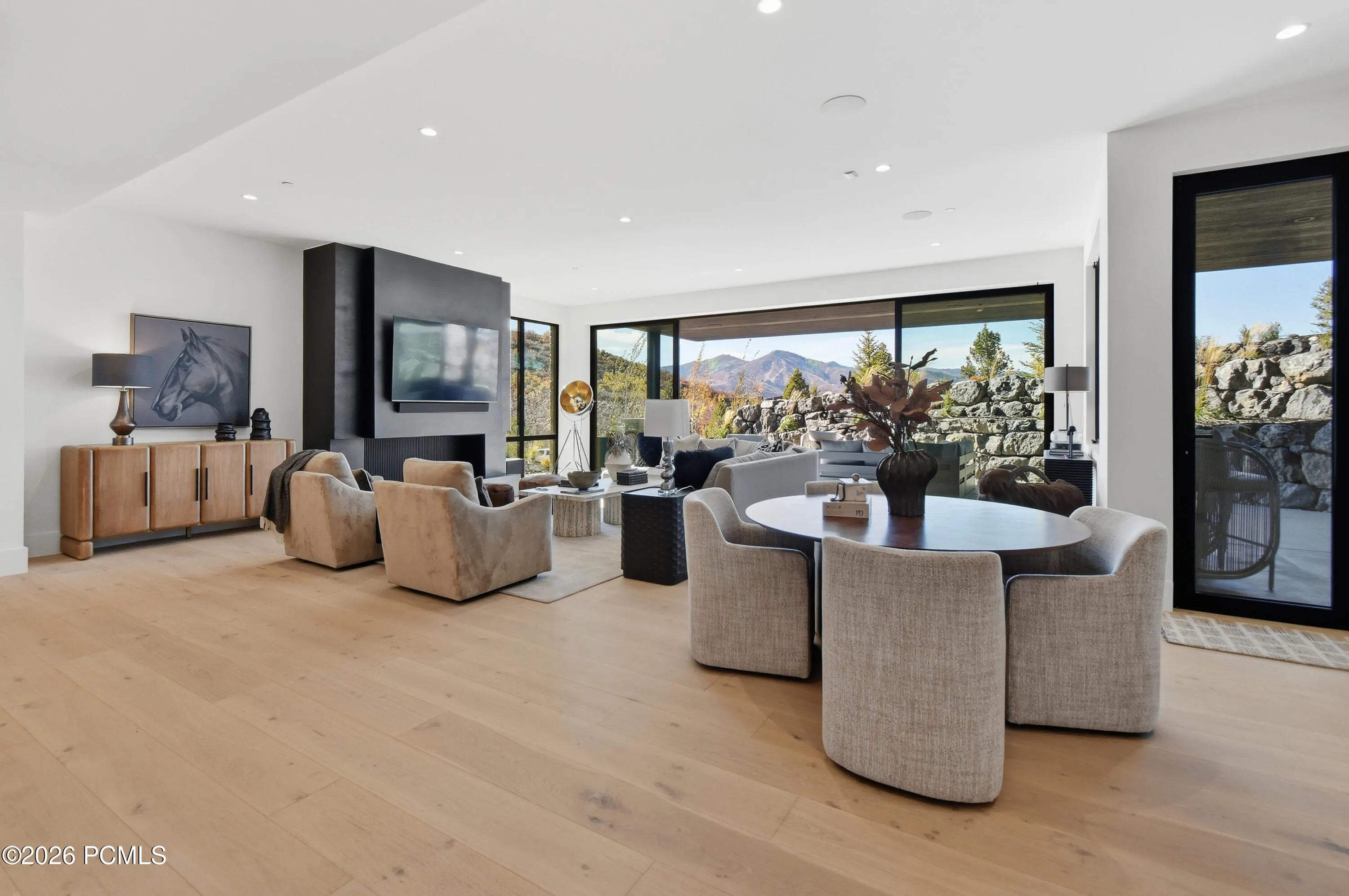 From cinematic movie nights & exhilarating game day celebrations to spirited evenings of friendly competition, this expansive lower level lounge brings an extraordinary range of leisure experiences together in one beautifully appointed setting. With ample room for comfortable seating, recreation & lively gatherings, it captures the atmosphere designed for every occasion.