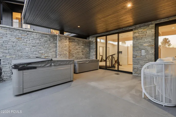 Complete your personal wellness circuit with a saltwater hot tub & cold plunge, bringing the invigorating contrast of a Nordic spa ritual into your own home. Move between soothing warmth & refreshing cold immersion to create a restorative experience tailored to your routine, all within the privacy of your dedicated wellness wing.