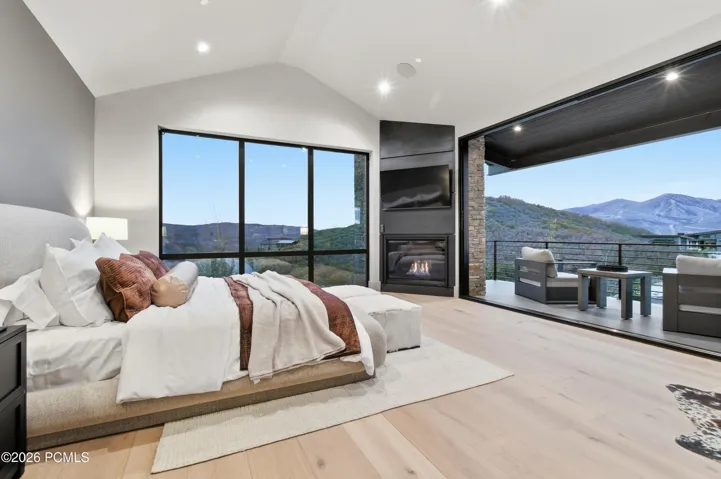 Revel in the uninterrupted mountain vistas of Mount Timpanogos & Deer Valley. From snow-draped summits to the rich colors of autumn, these coveted views offer an ever-changing portrait of Utah’s most celebrated mountain scenery.
