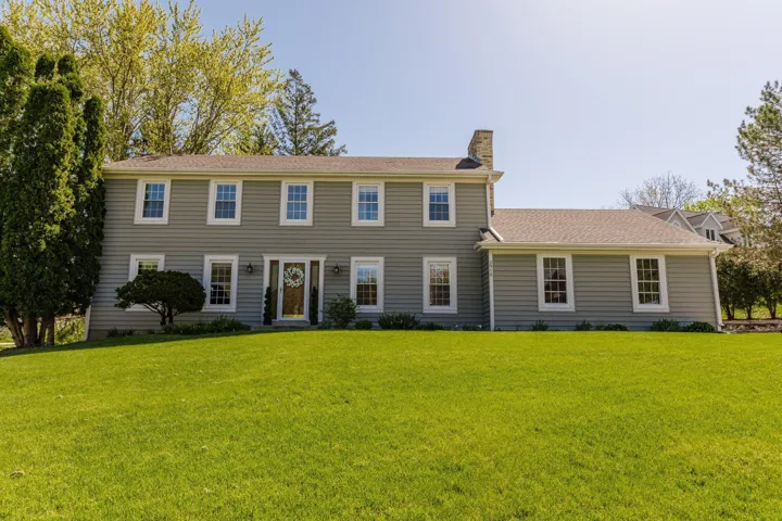 2910 Farm View Ct, Waukesha, WI 53188
