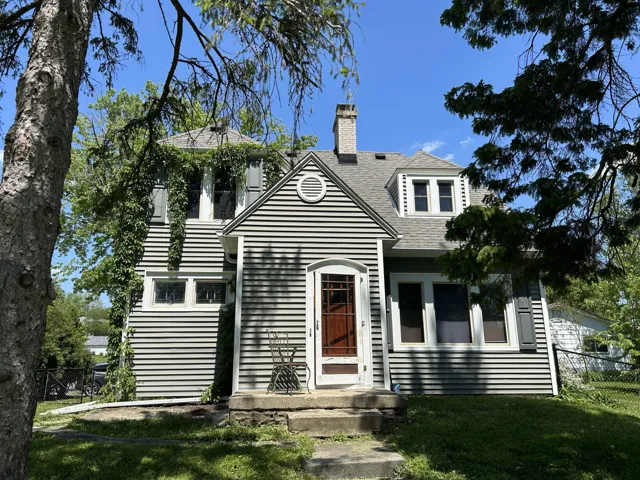 1825 Mapleton Ct, Waukesha, WI 53188