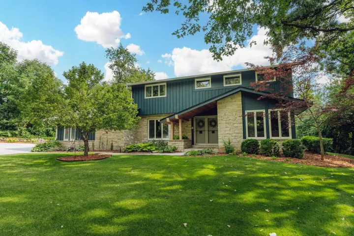 19595 Chaparral Dr, Brookfield, WI 53045
