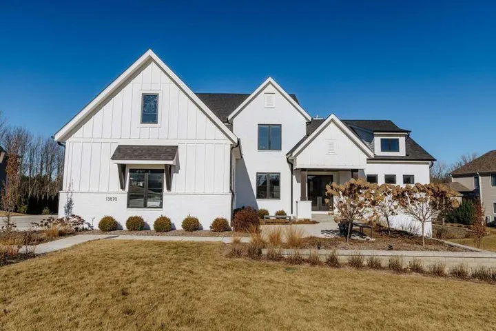 13870 Larsen Ct, Brookfield, WI 53005