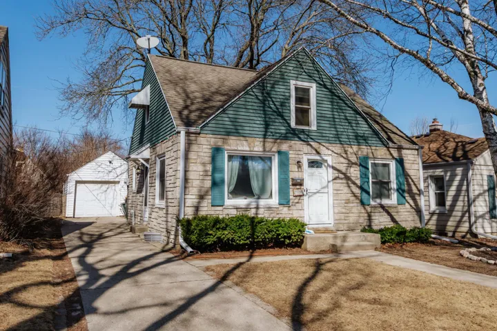7726 Livingston Ave, Wauwatosa, WI 53213