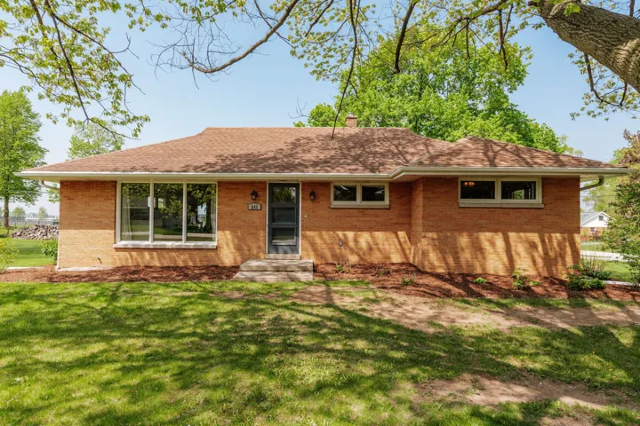245 Fairway Dr, Brookfield, WI 53005