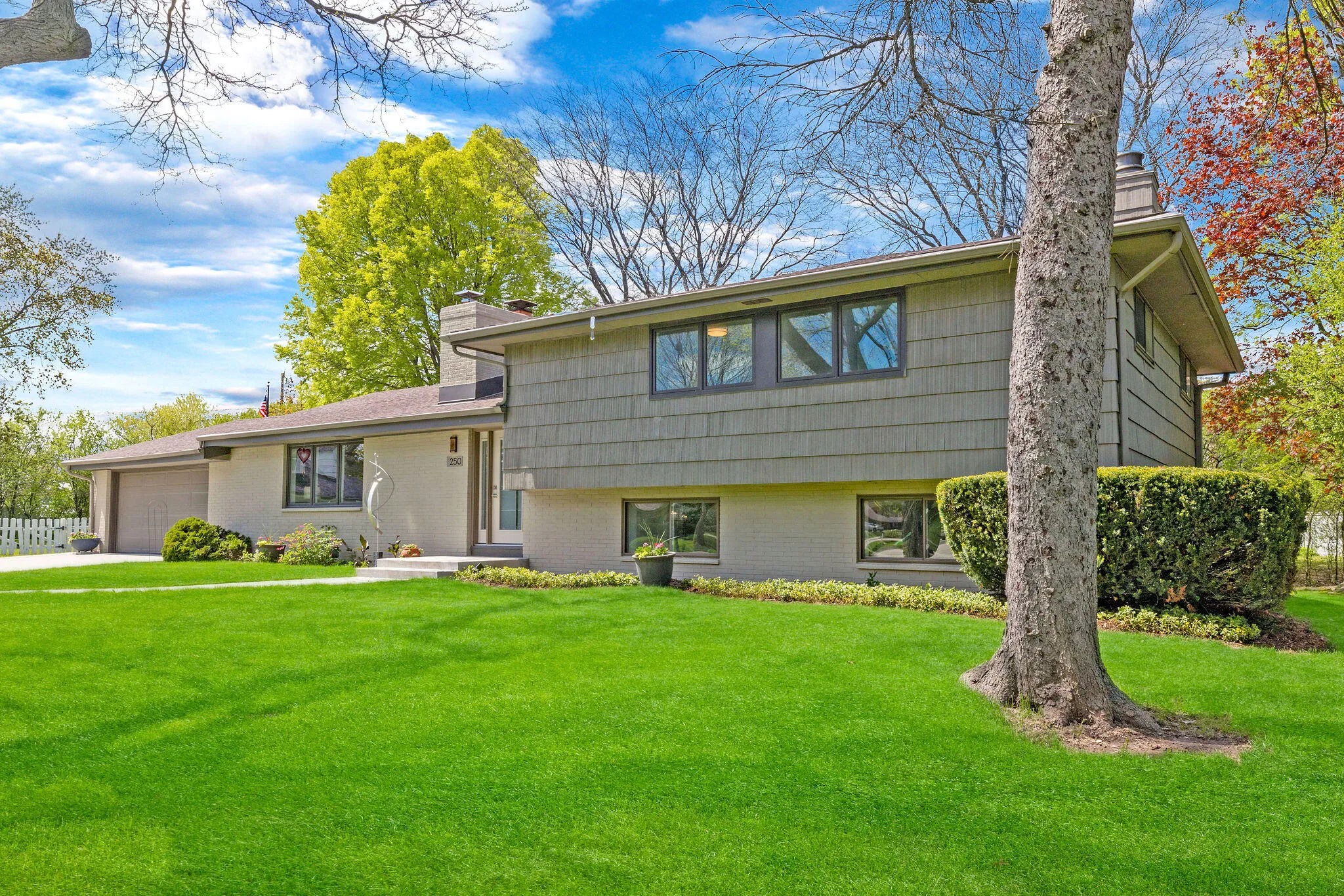 250 Suburban Ct, Fox Point, Wisconsin 53217, 4 Bedrooms Bedrooms, ,3 BathroomsBathrooms,Residential,For Sale,Suburban,1929519
